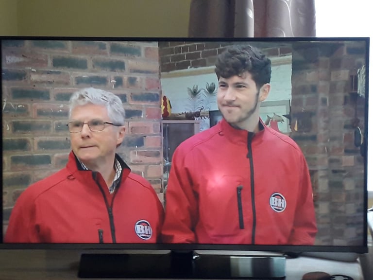 Samsung TV 40 Inch UE40H5000AK Full HD Freeview Non-Smart Working But Lights On Screen