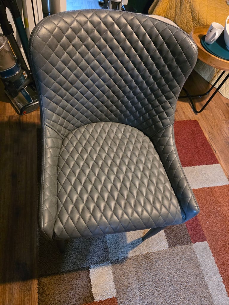 Small dining table and 2 chairs