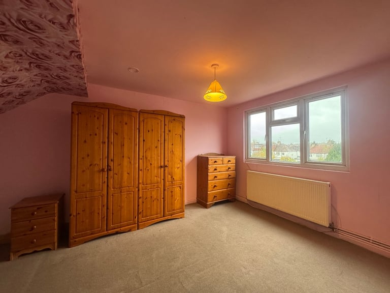 Large Loft Bedroom with En-Suite For Rent - Cowbridge Road, Kenton, Harrow, HA3 9QA