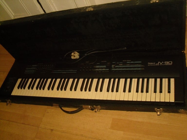 Roland jv90 expandable synth,  keyboard and flight caase