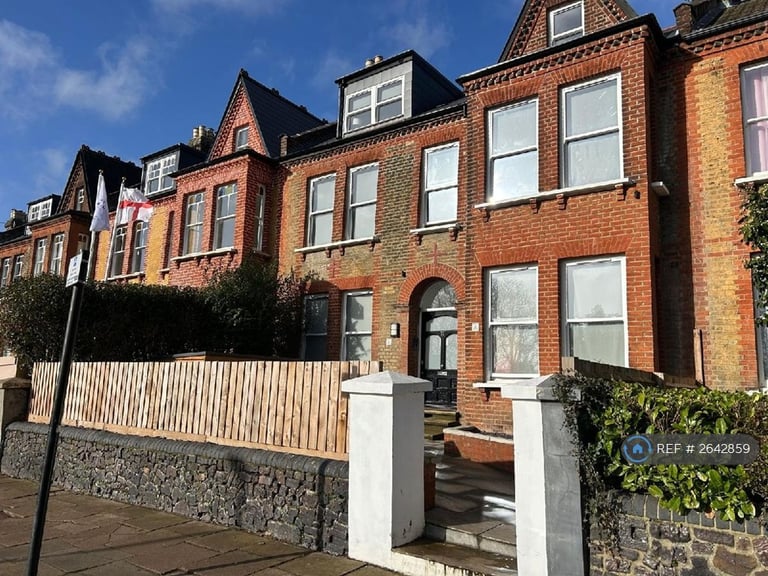 Studio flat in Mountview Road, London, N4 (#2642859)