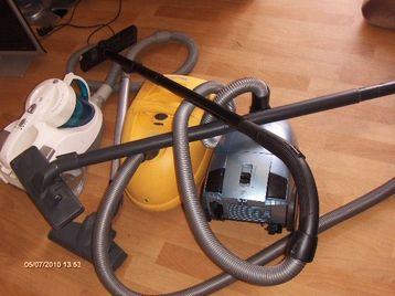Reliable Second-Hand Vacuum Cleaner - Ready to Clean! appliance microwave pc TV cctv 