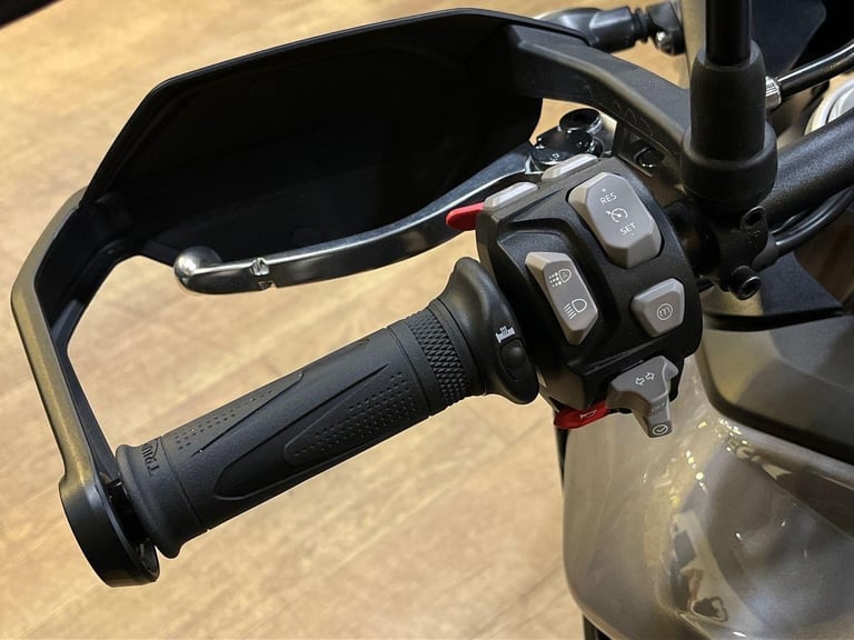 2025 Triumph Tiger 900 GT PRO PREMIUM TWIN COLOUR Petrol black 6 Speed