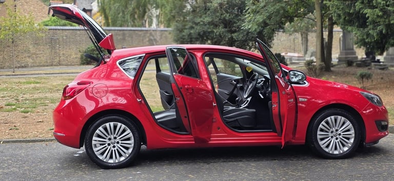 2015 Vauxhall Astra 1.6i Excite Euro 6 5dr HATCHBACK Petrol Manual