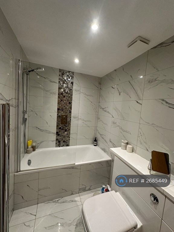 2 bedroom flat in Friern Park, London, N12 (2 bed) (#2685449)