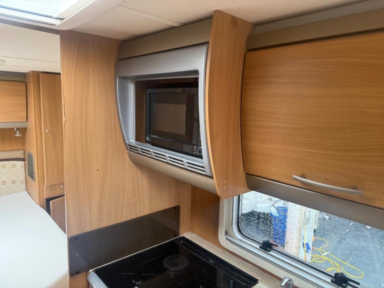 2008 Swift Conqueror 645 Fixed island  bed with new mattress