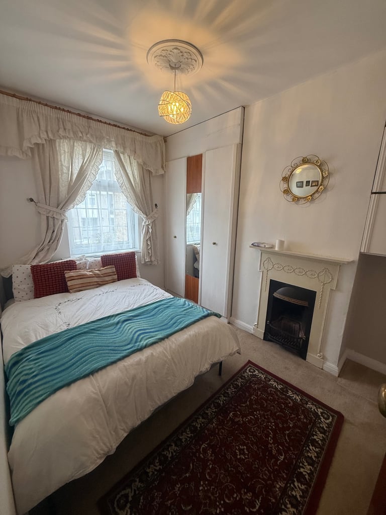 Double room in cozy river side house in Canary Wharf 