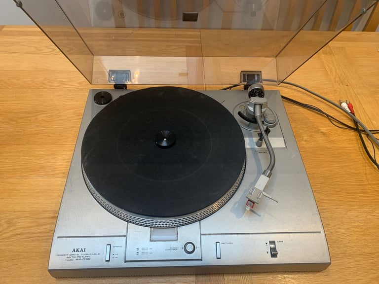 AKAI AP-D30 Direct Drive Turntable Record Player