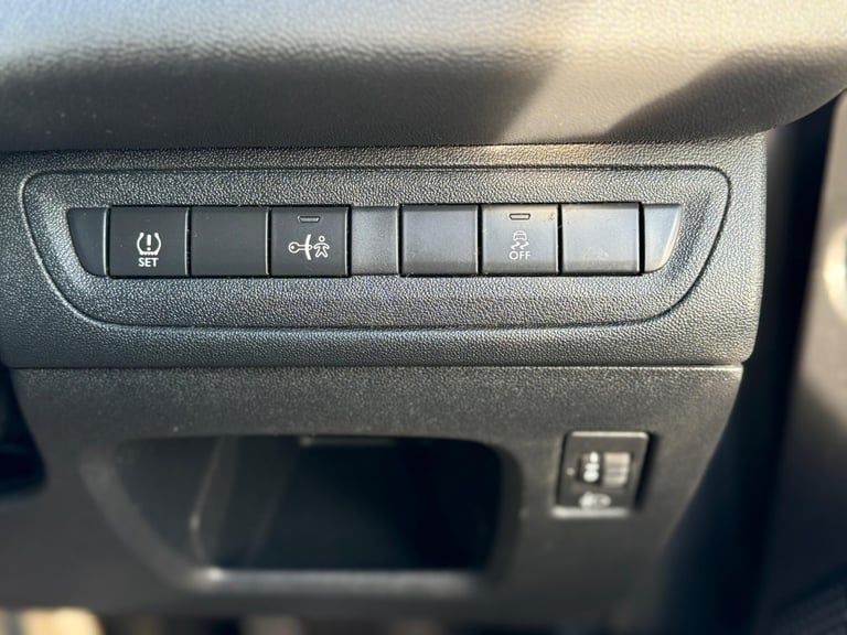 2015 Peugeot 208 1.2 VTi PureTech Active Euro 6 5dr HATCHBACK Petrol Manual