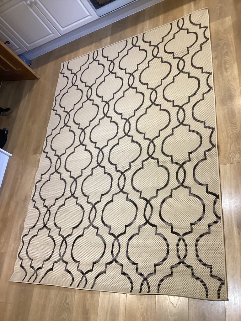 Barely used indoor outdoor rug. 160 x 230 cm 