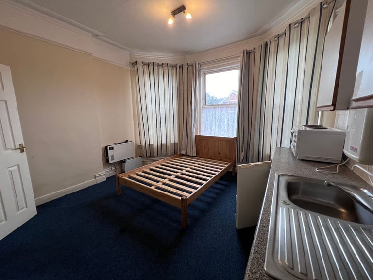 Self-Contained Studio Flat in Lower Parkstone, Poole - Available 23rd November