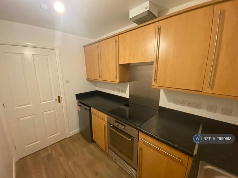 2 bedroom flat in Main Street, Glasgow, G40 (2 bed) (#2659618)