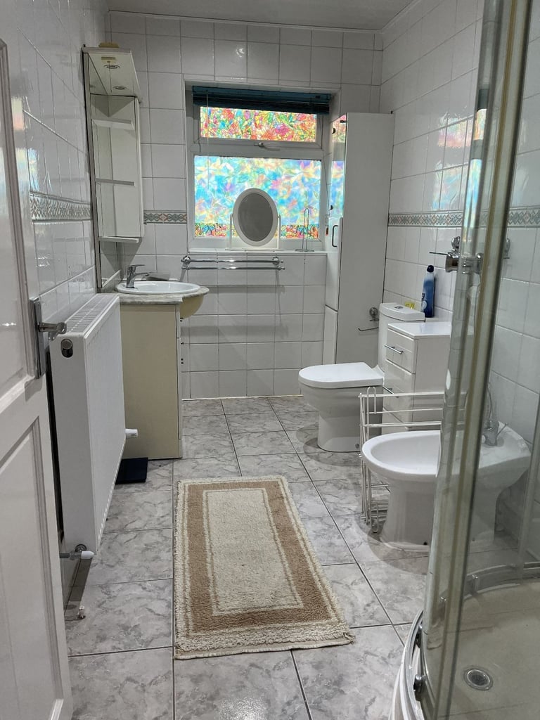 Flat Share 2 Bed Annexe Ruislip - Single & Double - £150/£200 P.W. Bills Included 