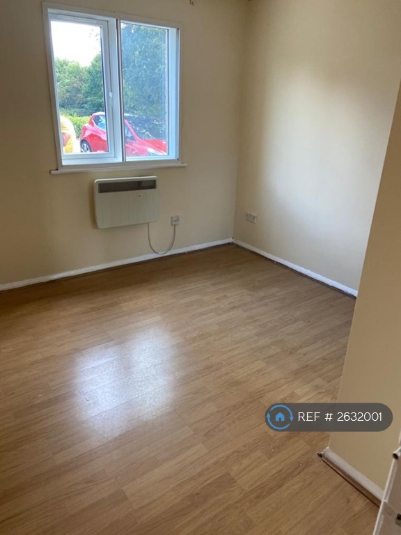 2 bedroom flat in Stirling Grove, Hounslow, TW3 (2 bed) (#2632001)
