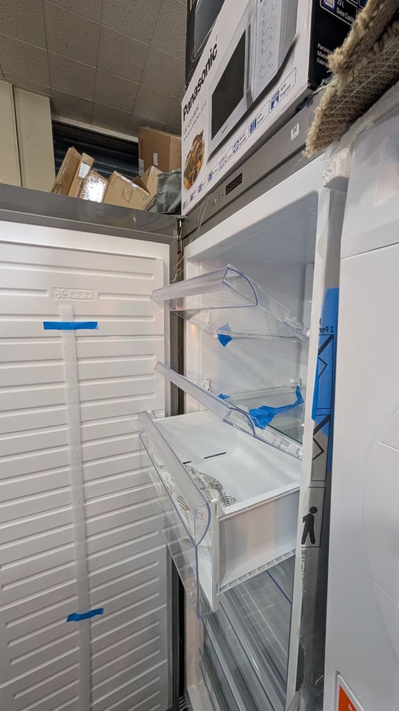 SMEG SILVER FROST FREE 186CM FREEZER-HUGE 280L CAPACITY-REVERSIBLE DOOR-WOW-TOP SPEC-EX DISPLAY