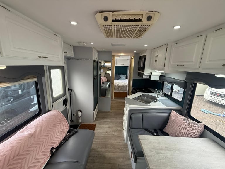 FourWinds Chateau Sport 7 Berth 7 Seatbelts 2006 American RV Motorhome For Sale 