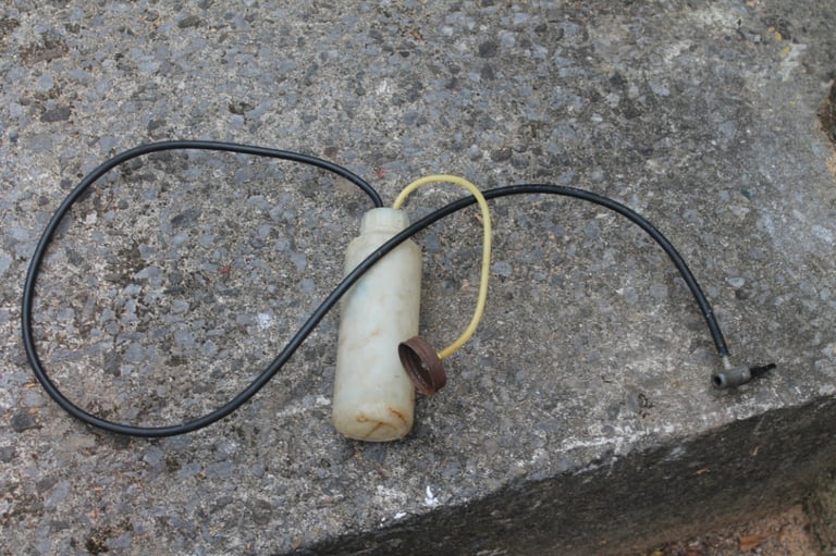 Single handed brake bleed gadget