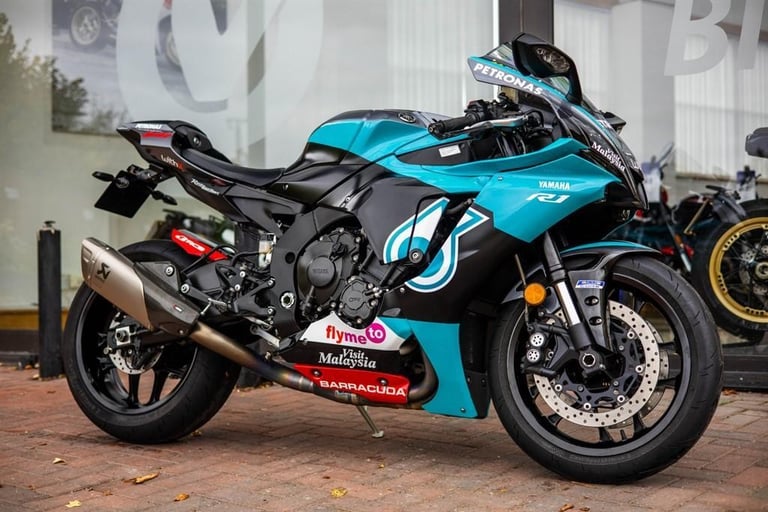 Yamaha R1 PETRONAS PAINT ! AKRO ! STUNNING