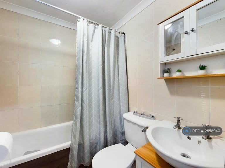 2 bedroom flat in Windsor Drive, High Wycombe, HP13 (2 bed) (#2658940)
