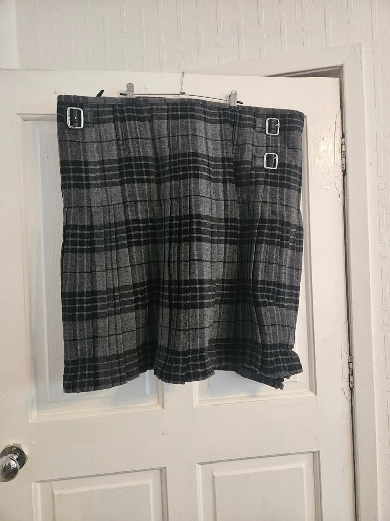 Mens grey kilt outfit 