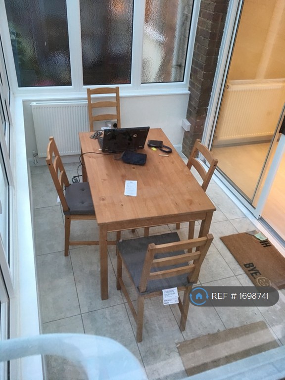 5 bedroom house in Pomfret Avenue, Luton, LU2 (5 bed) (#1698741)