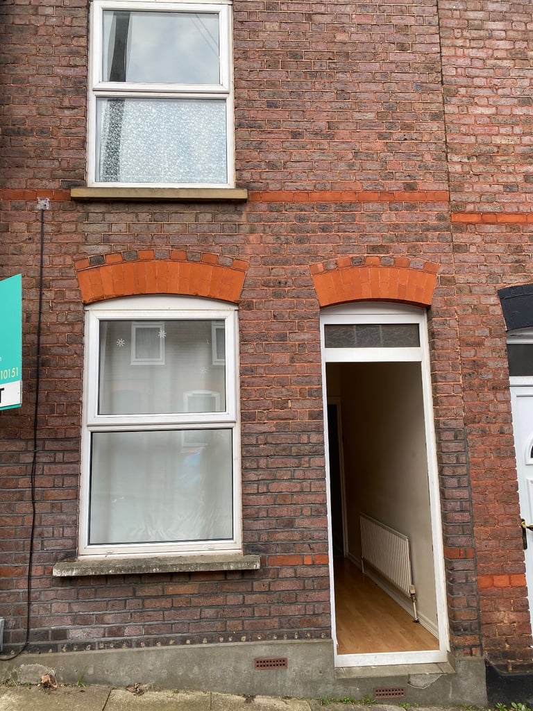 2 Bedroom Mid-Terraced House to Rent in Luton £1400 per Month