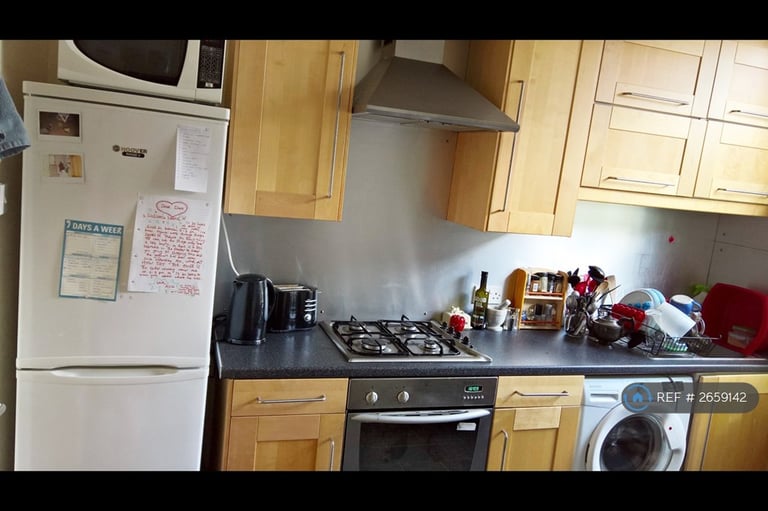 2 bedroom flat in Meanwood Road, Leeds, LS6 (2 bed) (#2659142)
