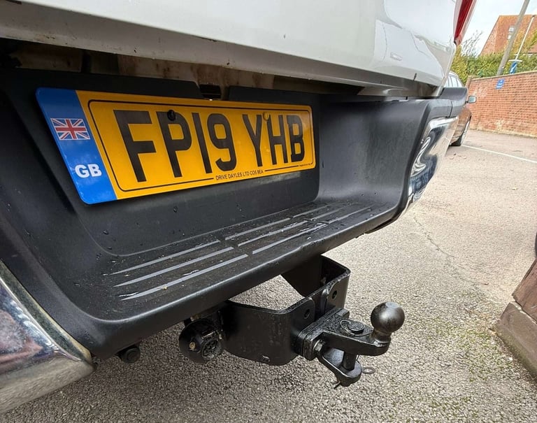 2019 Toyota Hilux 2.4 HI-Luxury Invincible D-4D 4WD Double Cab 4WD 5dr Pickup Diesel Manual