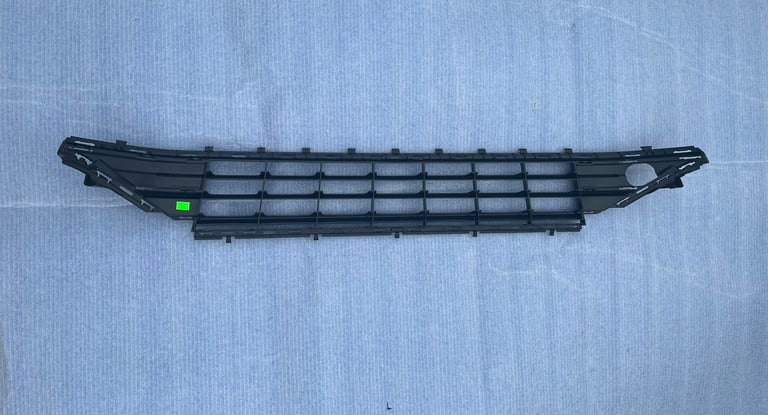 GENUINE VW GOLF  BUMPER LOWER CENTER GRILLE BLACK TRIM