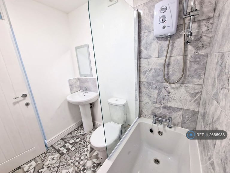 2 bedroom flat in Shepherds Gardens, Birmingham, B15 (2 bed) (#2666988)