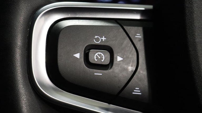  Volvo XC40 T3 R-Design Manual (Park Assist, Powered Tailgate, Privacy Glass) Petrol Manual