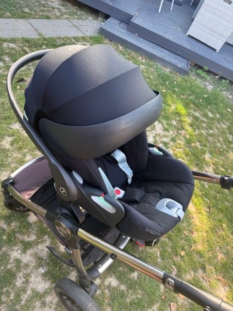 Mama's & Papa's ONYX Ocarro with a Cybex Cloud T layback car seat.