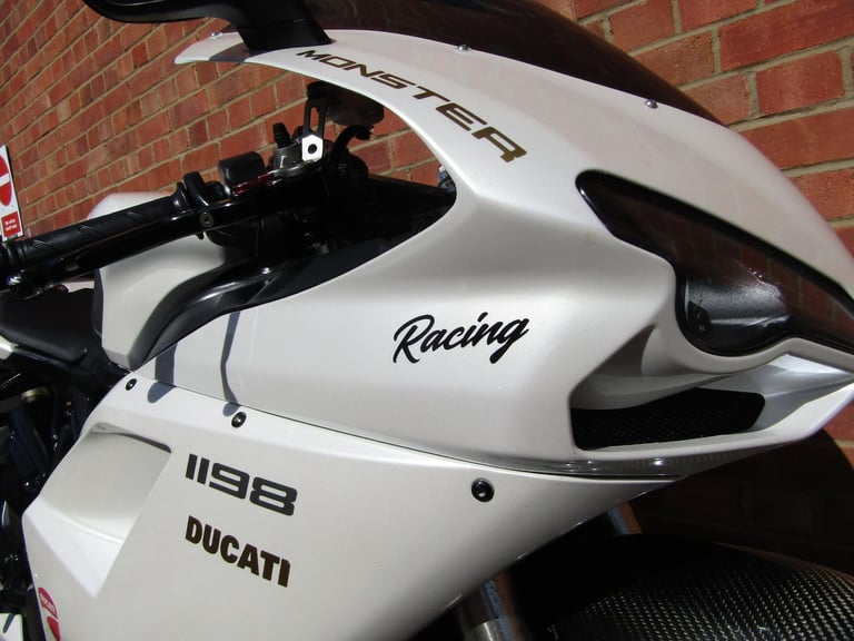 DUCATI 1198 S * PEARL WHITE * REDUCED * LOVELY BIKE * PLATE**EXTRAS**CARBON**