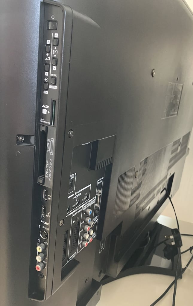 Toshiba 42 inch LCD TV + Xbox 360 bundle (console+controller+games+cables+TV+remote)