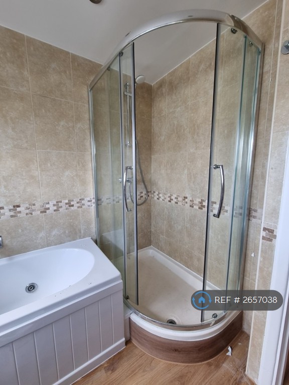 3 bedroom flat in The Ridgeway, London, W3 (3 bed) (#2657038)