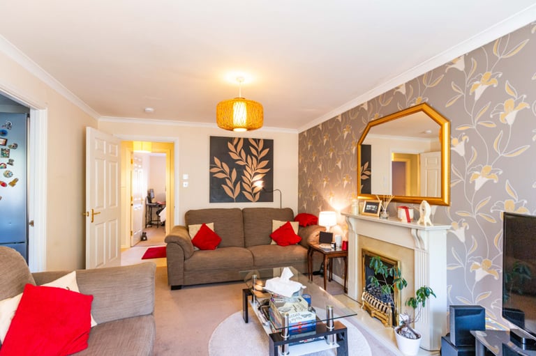 Bright and spacious, 2 bedroom, ground flat in Dicksonfield – available November
