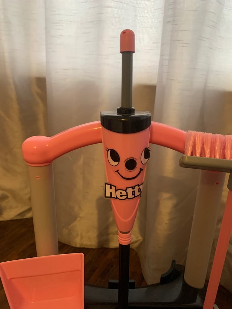 Six items of toys