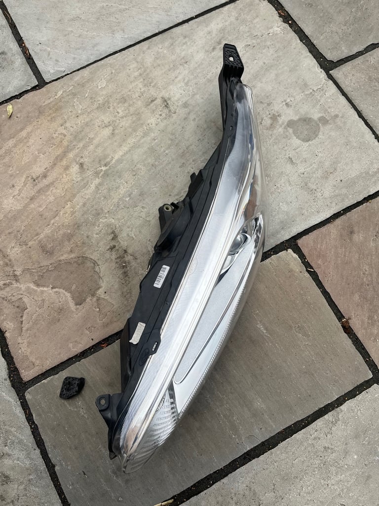 Ford fiesta mk7 drl passenger headlight bargain only £20