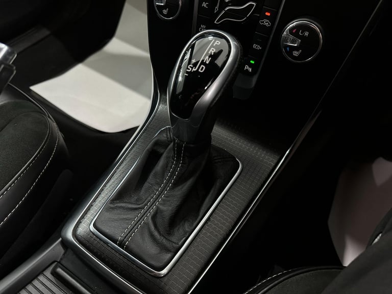 2017 Volvo V40 2.0 D2 R-Design Nav Plus Auto Euro 6 (s/s) 5dr HATCHBACK Diesel Automatic