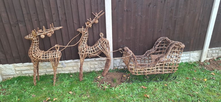 Stunning wicker massive sleigh and 2 reindeer all remote control lights comes with santa and elves