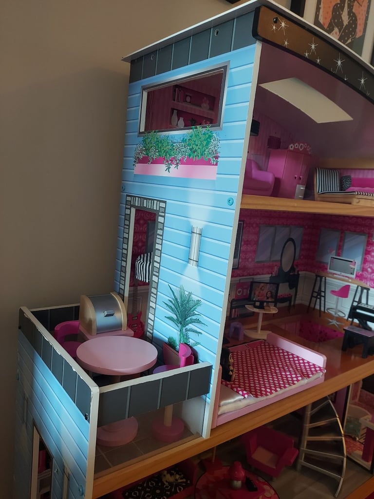 Stunning sturdy wooden barbie/doll house fully furnished (134cmX128cmX36cm)