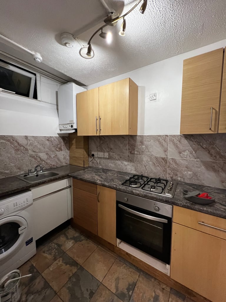 THREE BEDROOM GROUND FLOORS FLAT TO LET AT WICK ROAD HACKNEY LONDON E9 5AN 