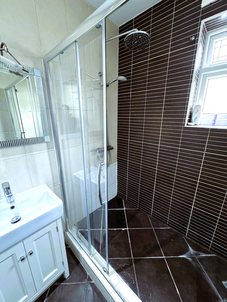 6/7 BED HOUSE ILFORD £3500 PCM