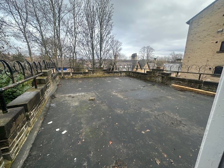 ** All bills inclusive Studio Flat with roof top garden **