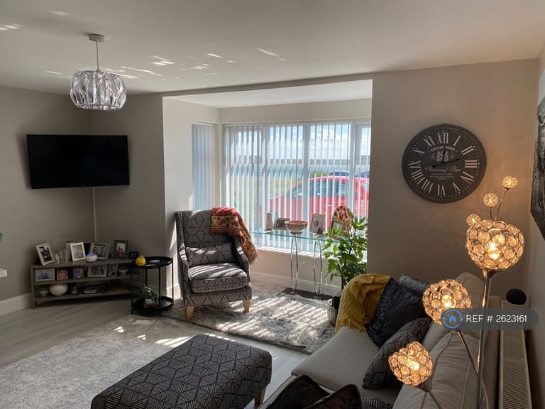 2 bedroom flat in Kings Parade, Holland-On-Sea, CO15 (2 bed) (#2623161)