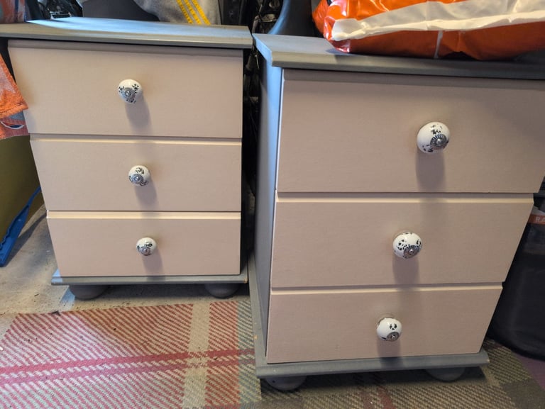 image for FREE matching bedside tables/draws