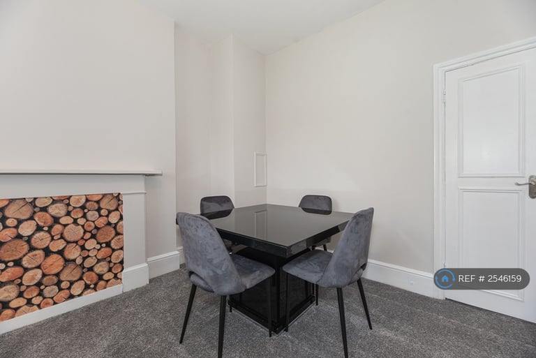 2 bedroom flat in West Cromwell Road, London, SW5 (2 bed) (#2546159)