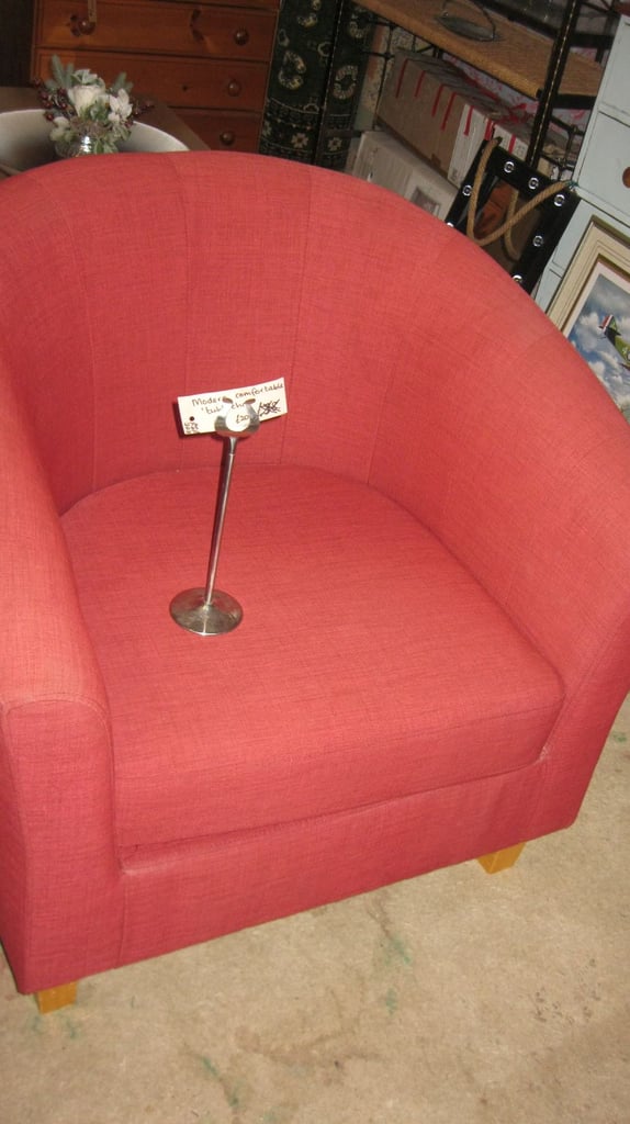 image for MODERN RED COMFORTABLE 'TUB' CHAIR. GOOD ORDER. VIEWING - COLLECTION AVAILABLE