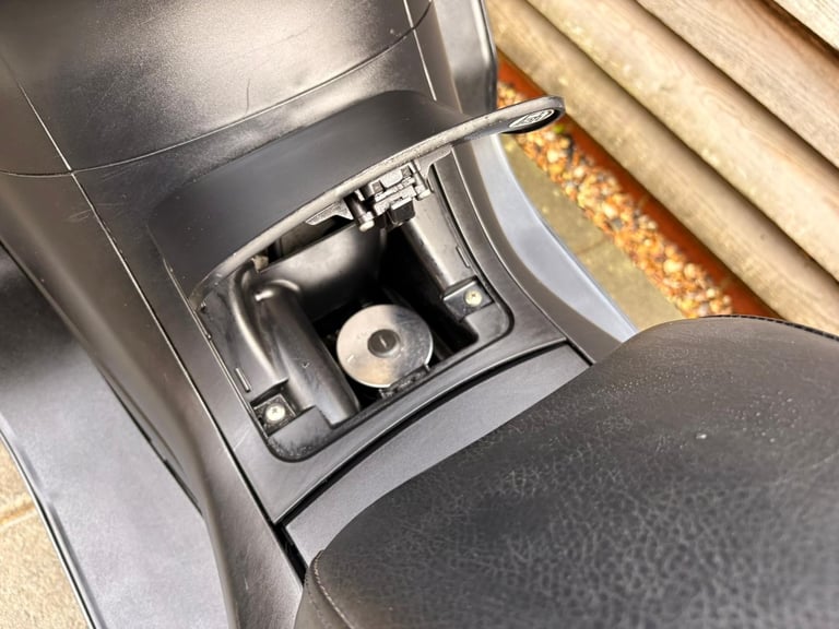 2010 / 10 Yamaha YP400 Majesty £1500 Silver 34049 miles.