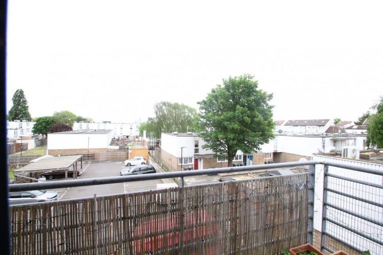 Hane Estate Agents offer a 1 bedroom 2nd floor flat within a modern block with lift access